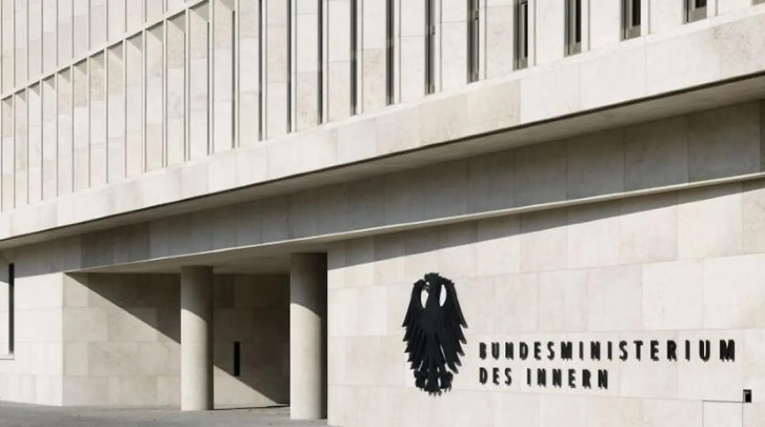 Savunma Bakanlığı’nda görevli bir subayın silahlanma projeleri için yapılan ihaleler çerçevesinde rüşvet suçlamalarıyla karşı karşıya kaldığı iddia edildi (Savunma Bakanlığı)