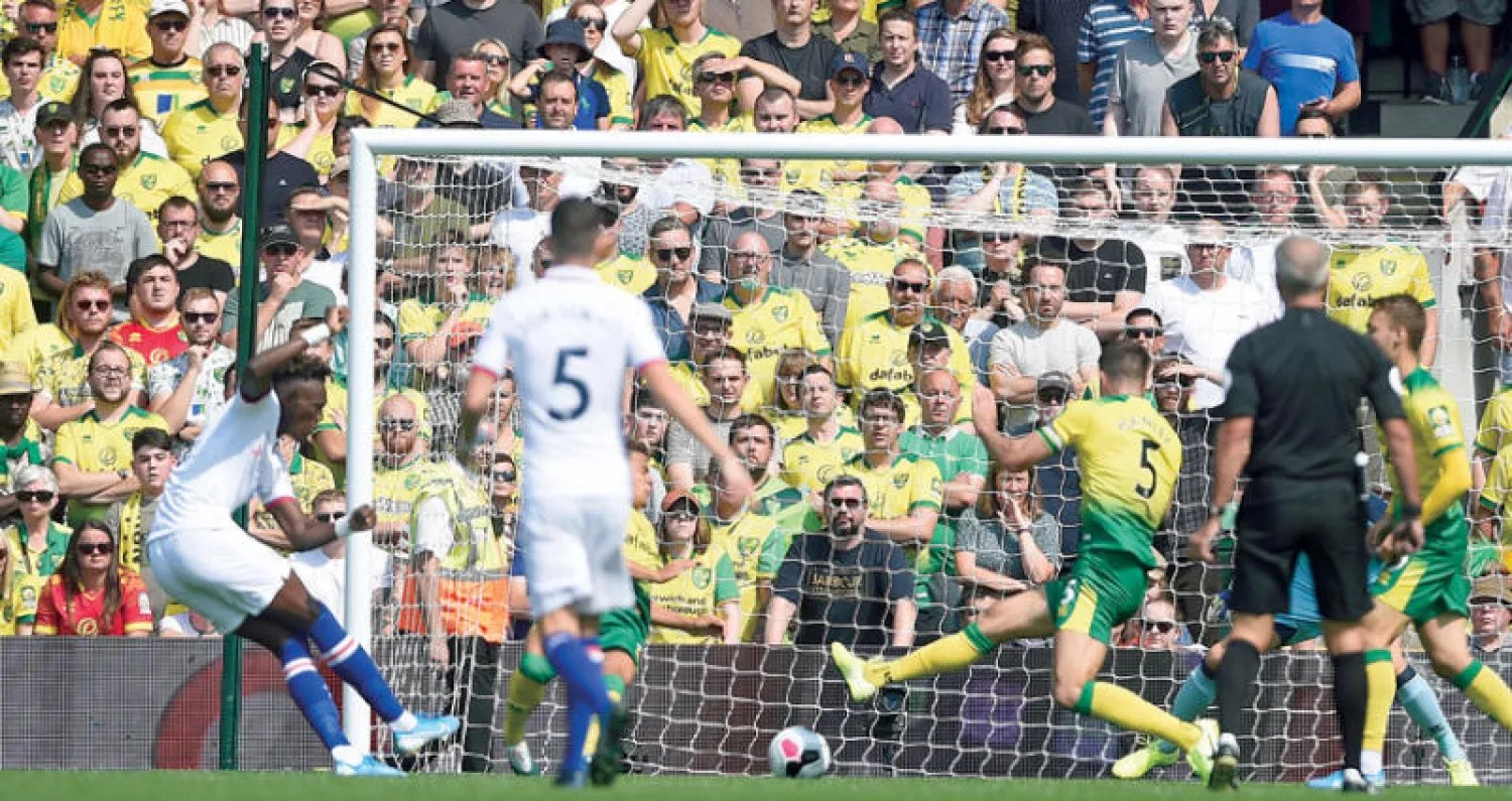 تامي أبراهام (يسار) يفتتح التسجيل لتشيلسي (إ.ب.أ)