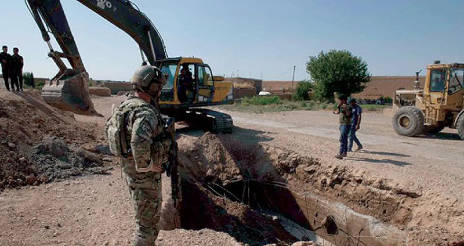 جنود أميركيون يشرفون على تدمير مواقع لـ {الوحدات} الكردية (القيادة الأميركية المركزية)