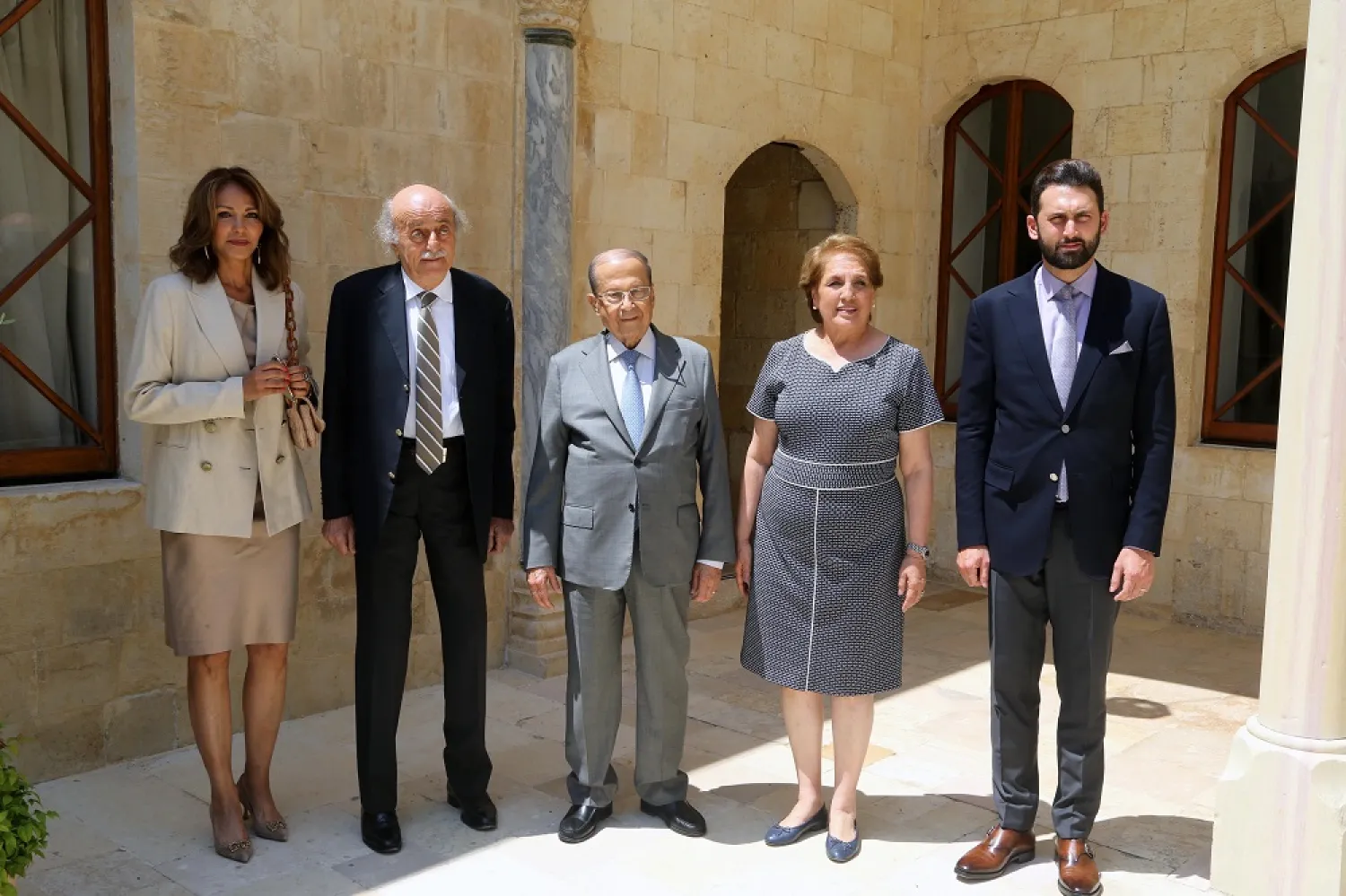 Lebanese President Michel Aoun (C) receives Druze leader Walid Jumblatt (L) and his family at his summer residence. (Dalati & Nohra)