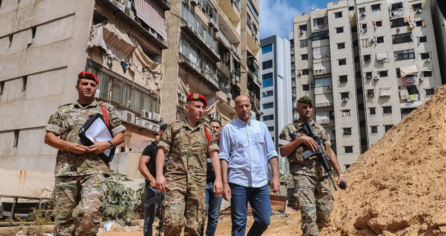 محققون من مخابرات الجيش اللبناني في موقع سقوط الطائرتين في الضاحية الجنوبية (إ.ب.أ)