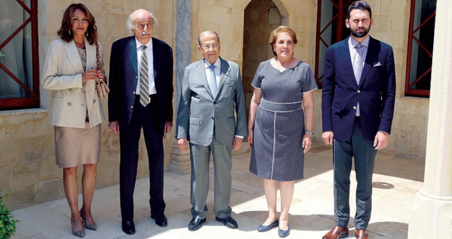 الرئيس ميشال عون ورئيس الحزب «الاشتراكي» وليد جنبلاط وعقيلتاهما والنائب تيمور جنبلاط (دالاتي ونهرا)