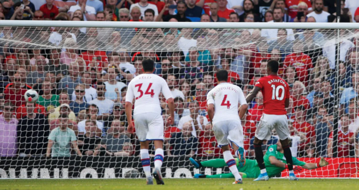 راشفورد (رقم 10) أهدر ركلة الجزاء أمام كريستال بالاس فأصبح هدفاً للإساءات العنصرية (رويترز)