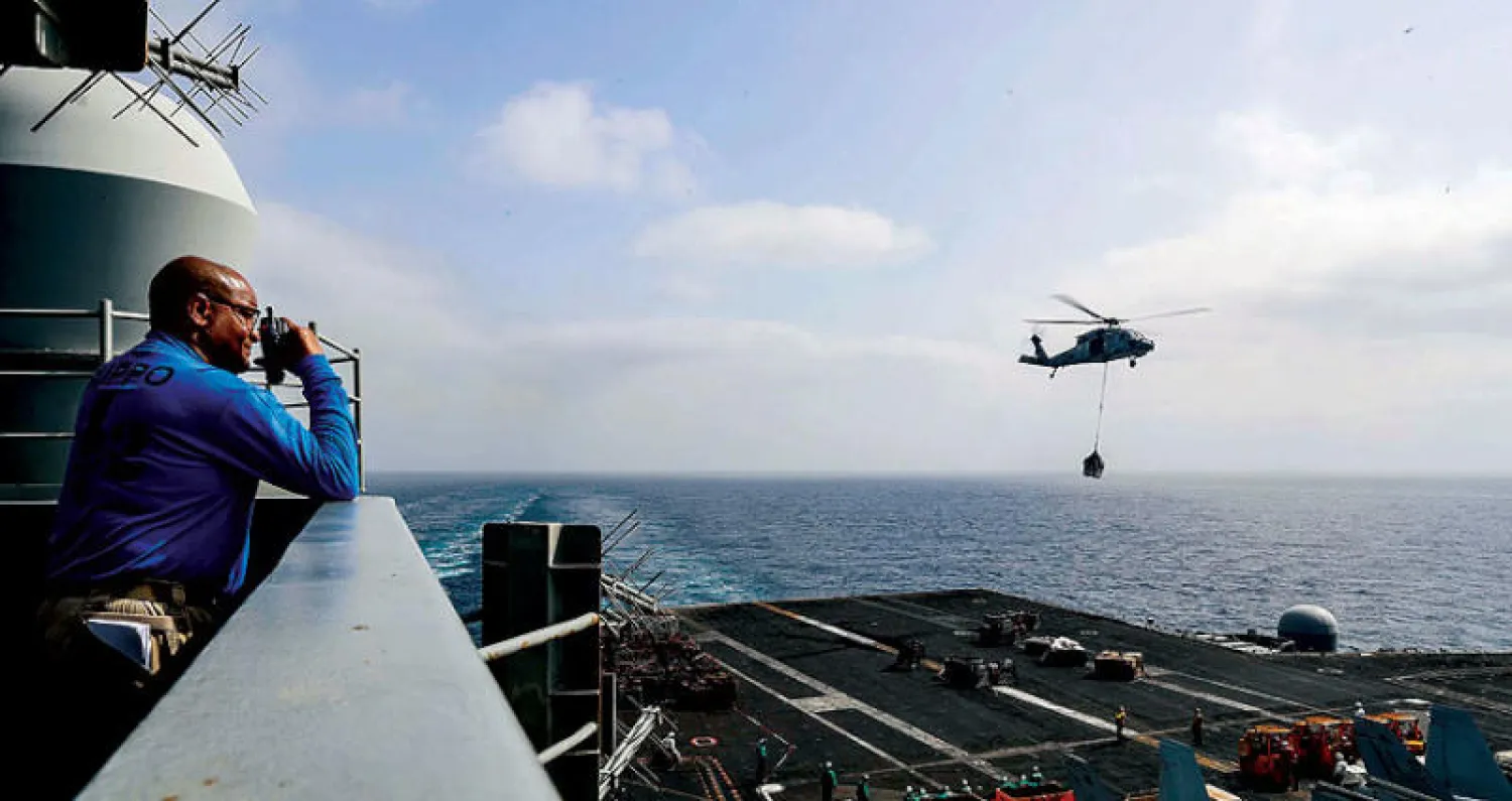 مروحية أميركية تنقل بضائع من حاملة الطائرات «أبراهام لينكولن» في الخليج العربي قرب مضيق هرمز الأسبوع الماضي (رويترز)