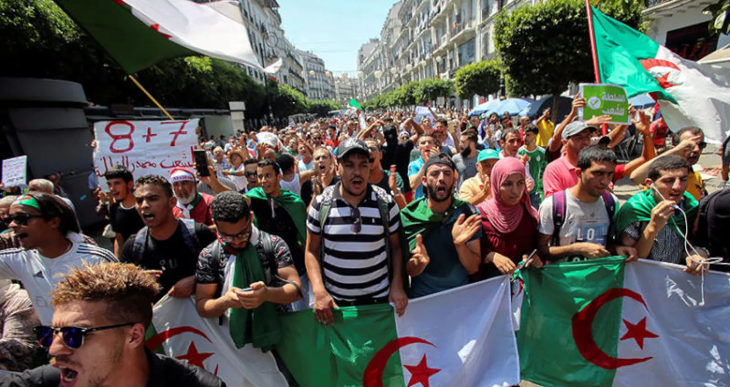 مظاهرة للطلاب نظمت الثلاثاء الماضي في العاصمة الجزائرية تشدد على إبعاد رموز النظام السابق خلال المرحلة الانتقالية (رويترز)