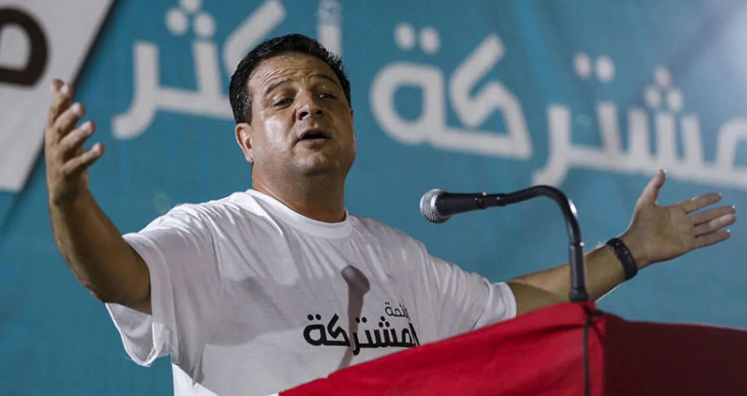 رئيس القائمة العربية «المشتركة» أيمن عودة يتحدث في ندوة سياسية استعداداً لانتخابات الشهر المقبل (أ.ف.ب)