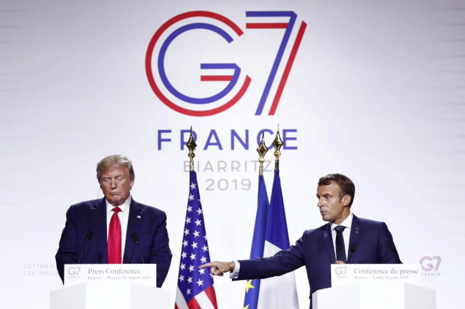 الرئيسان الفرنسي إيمانويل ماكرون والأميركي دونالد ترمب خلال مؤتمرهما الصحافي في بياريتز (إ.ب.أ)