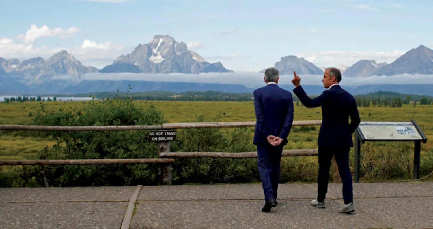 جيروم باول ومارك كارني خلال اجتماع البنوك المركزية في جاكسون هول نهاية الأسبوع الماضي (رويترز)