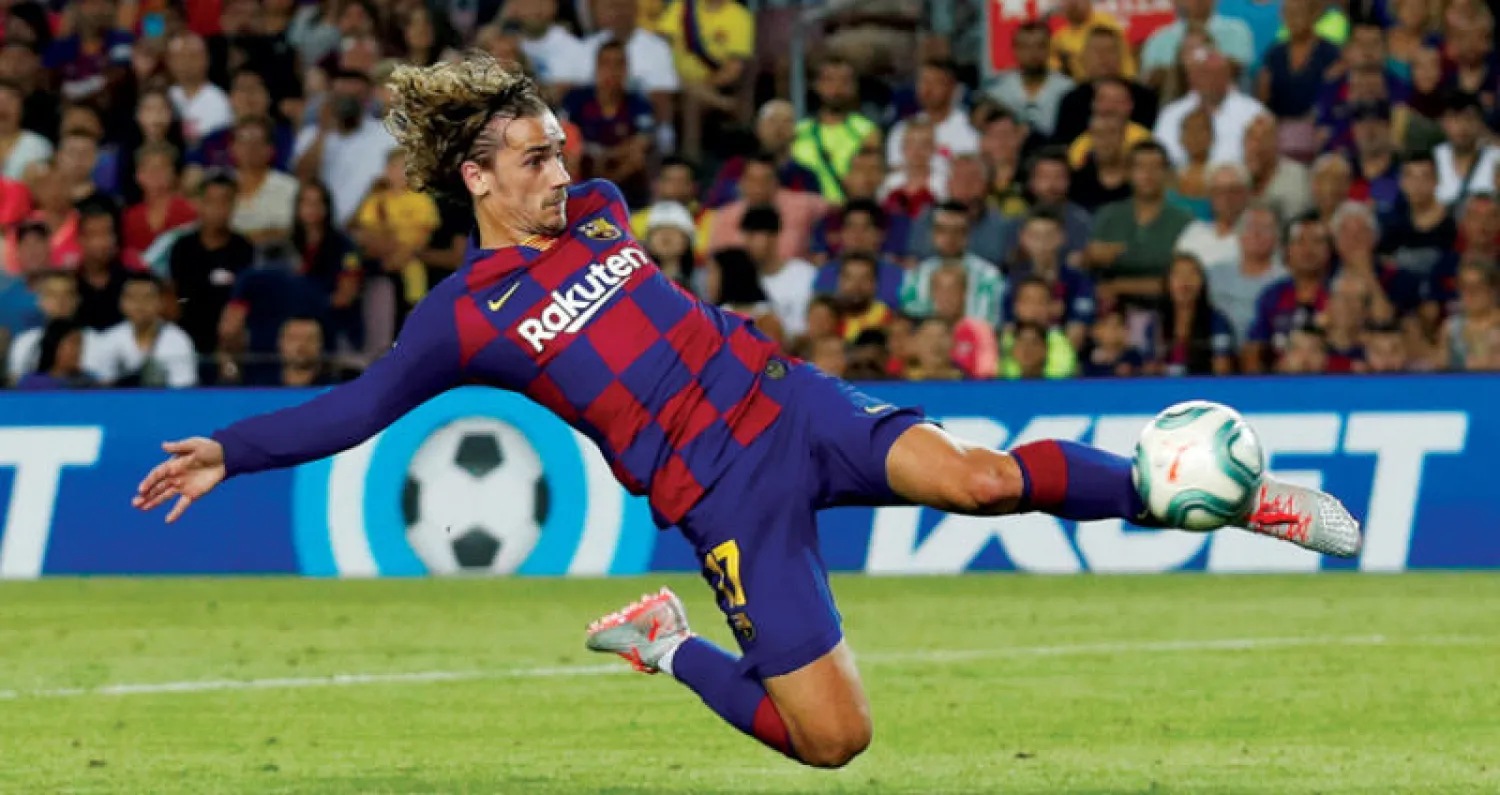 غريزمان يسجل الهدف الأول لبرشلونة في مرمى بيتيس (رويترز)
