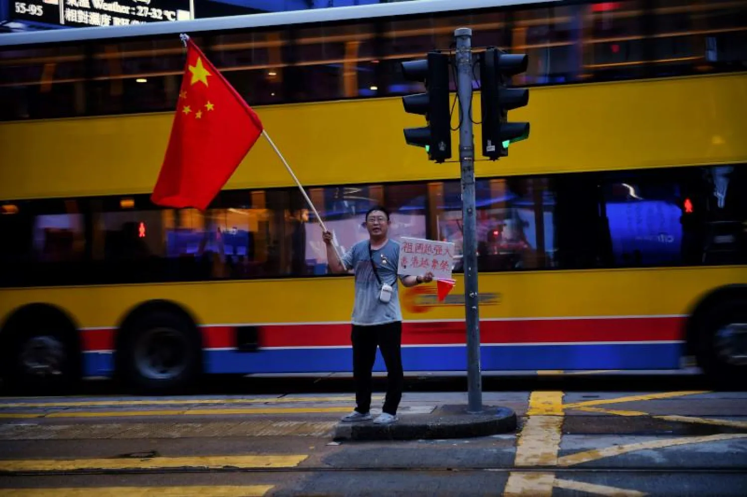 متظاهر وحيد مؤيد للحكومة في هونغ كونغ (أ.ف.ب)