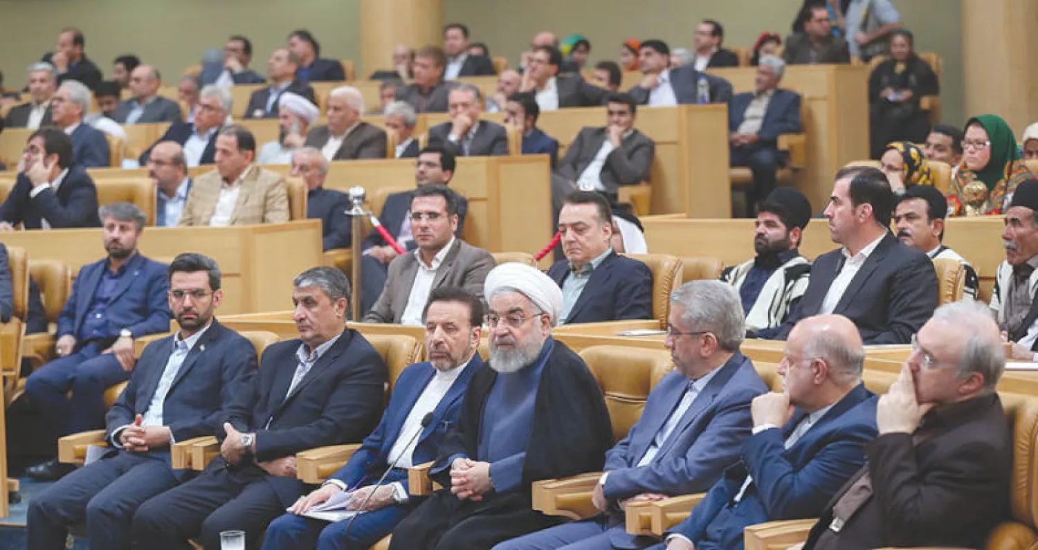 الرئيس الإيراني حسن روحاني بين عدد من وزراء الحكومة على هامش مهرجان في طهران أمس (الرئاسة الإيرانية)