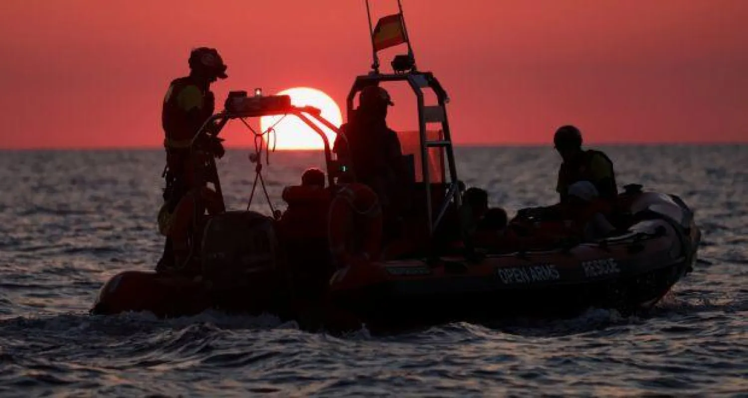 عمال الإغاثة يحاولون إنقاذ لاجئين ومهاجرين وسط البحر الأبيض المتوسط (أرشيف- رويترز)