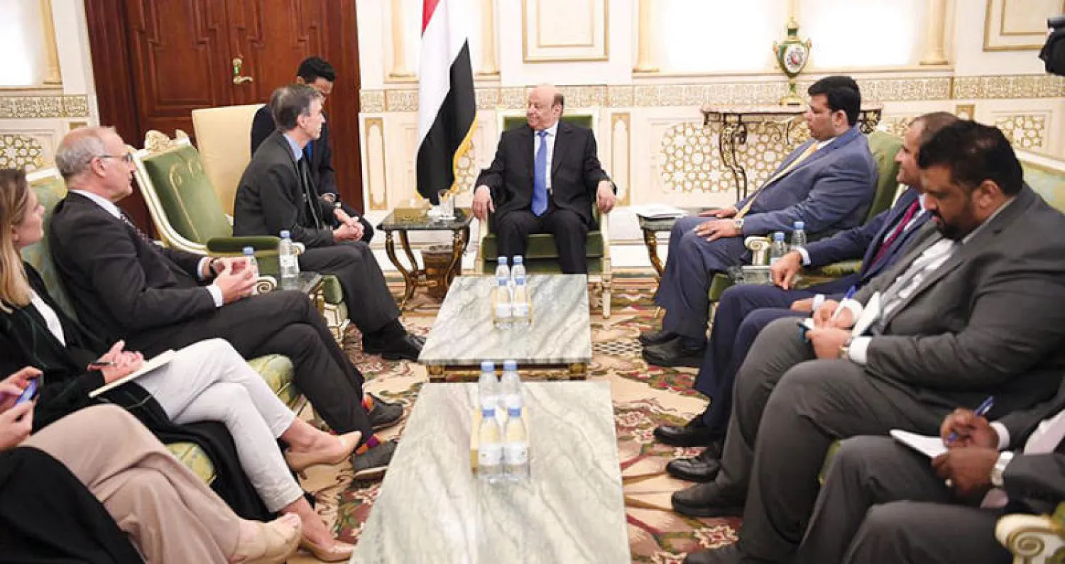 الرئيس اليمني أثناء لقائه المبعوث الأممي في الرياض