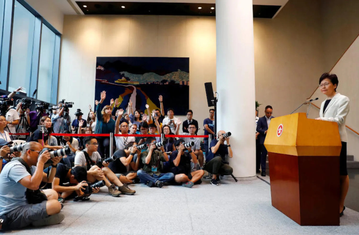 الرئيسة التنفيذية لهونغ كونغ كاري لام تتحدث إلى الصحافة (رويترز)