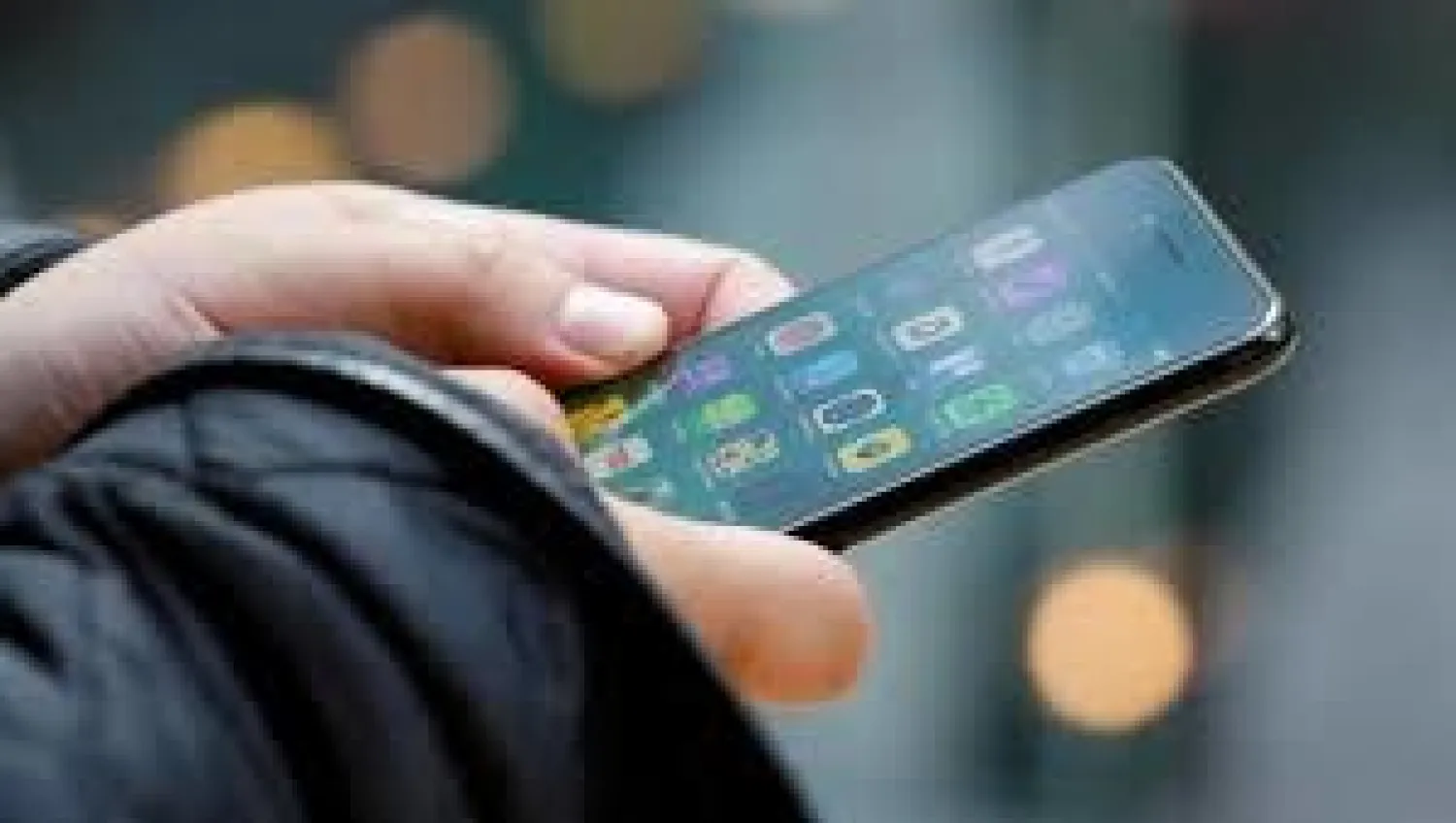 مواطن يستخدم هاتفه الذكي (أرشيفية - رويترز)