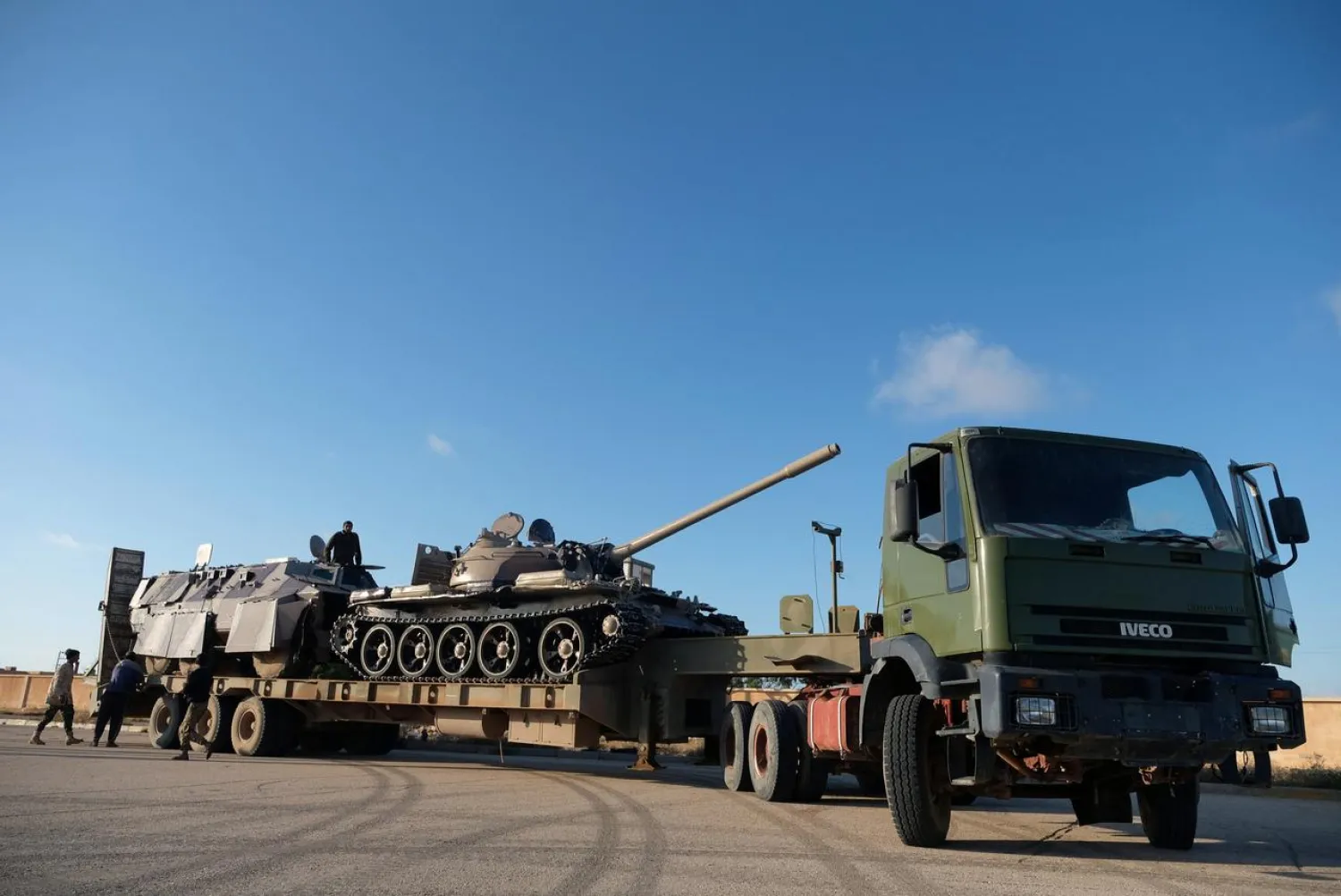 LNA members equip the military vehicles to get out of Benghazi to reinforce the troops advancing to Tripoli, in Benghazi, Libya April 13, 2019. (Reuters)