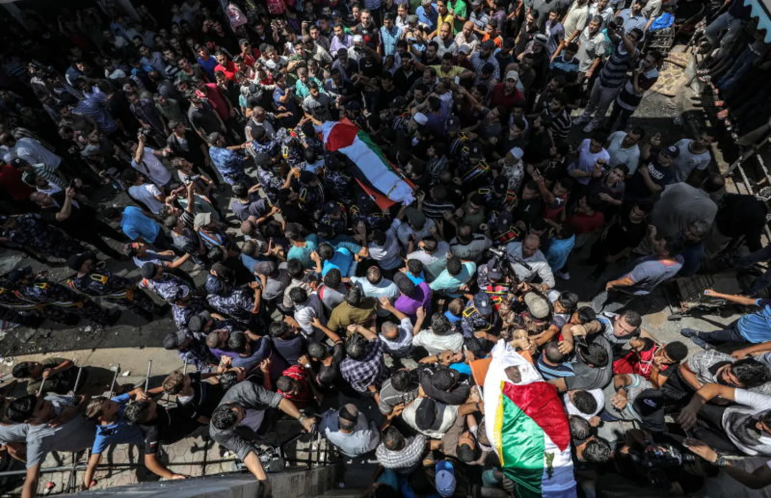 أثناء تشييع جثامين القتلى في غزة (أ.ف.ب)