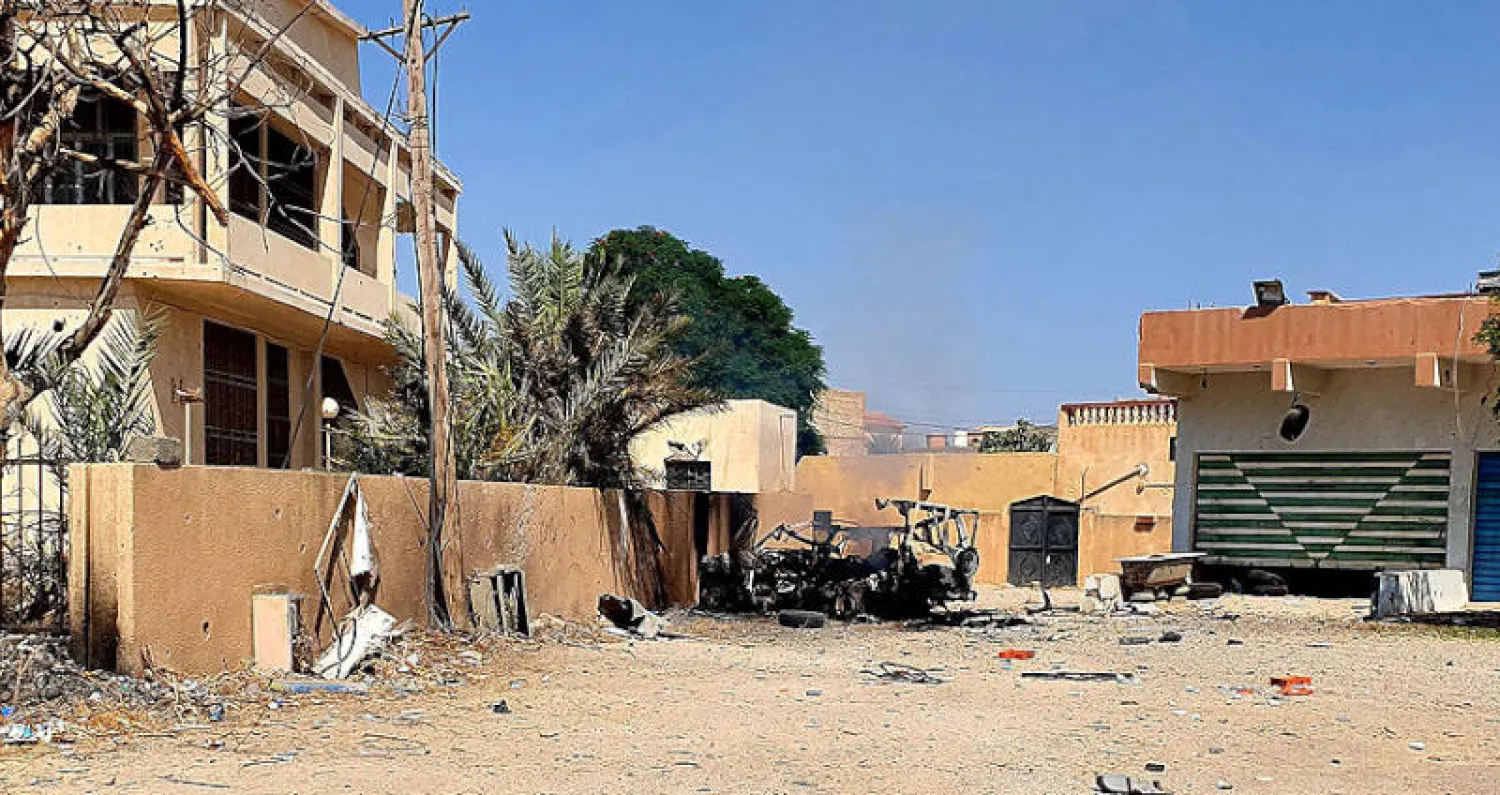 سيارة تعرضت لقصف في العزيزية جنوب طرابلس أمس (أ.ف.ب)