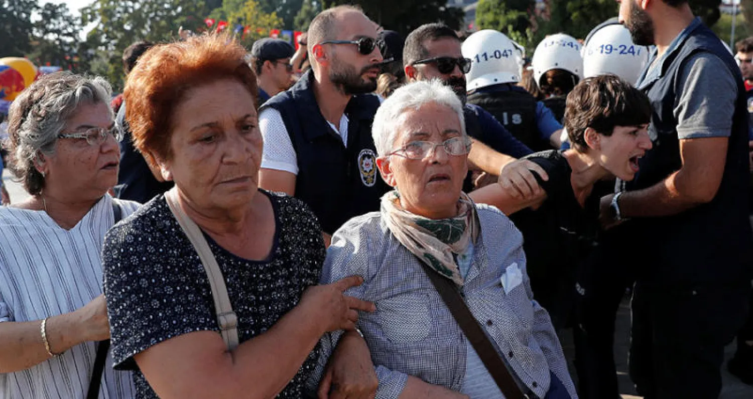 رجال أمن بلباس مدني يعتقلون أحد المحتجين خلال مظاهرة في إسطنبول السبت الماضي ضد عزل رؤساء بلديات أكراد (رويترز)