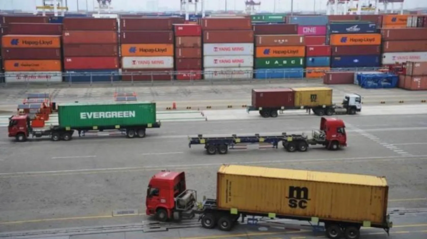 Tsingtao limanındaki konteynerler (Arşiv-Reuters)