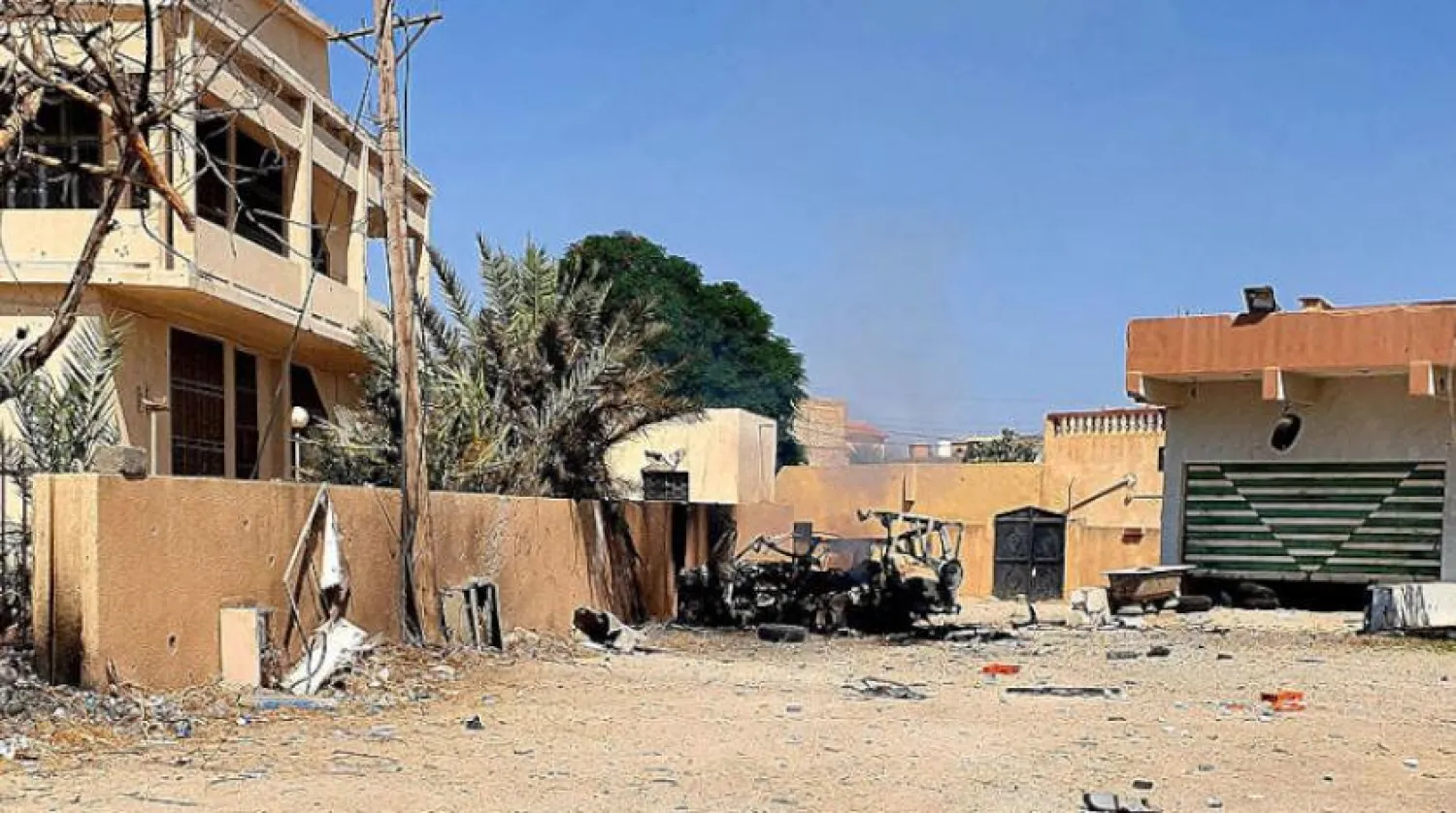 Dün Trablus’un güneyindeki el-Azize’de bir araç bombalandı (AFP)