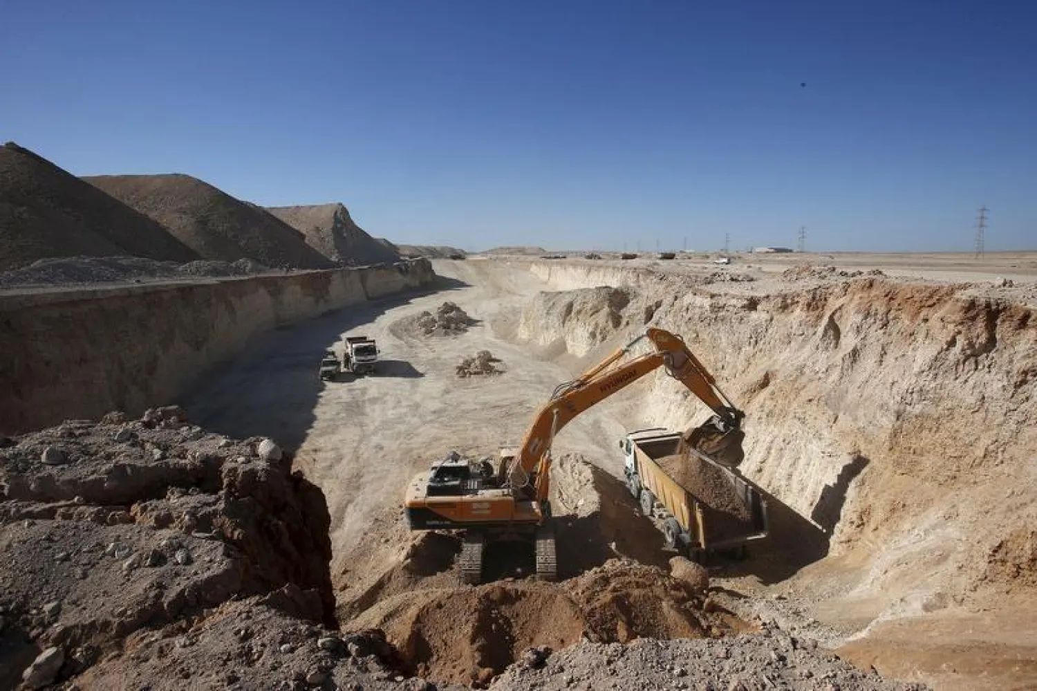 Heavy machinery is seen at a phosphate mine at Boucraa factory of the National Moroccan phosphate company (OCP) situated in the southern provinces, 100 km southwest of the town of Laayoune February 18, 2016. REUTERS/Youssef Boudlal