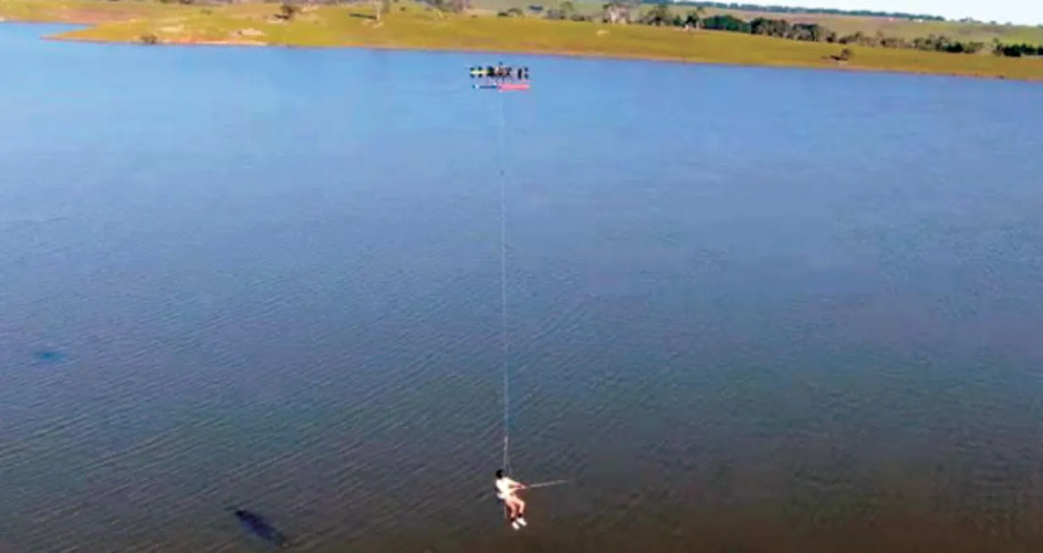 صياد سمك معلق في طائرة يزعج سلطات أستراليا