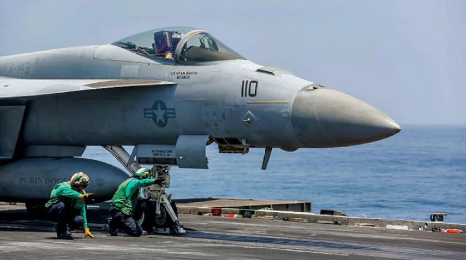 Körfezi’ndeki USS Abraham Lincoln uçak gemisinden havalanmaya hazırlanan bir F-18 savaş uçağı (Reuters)