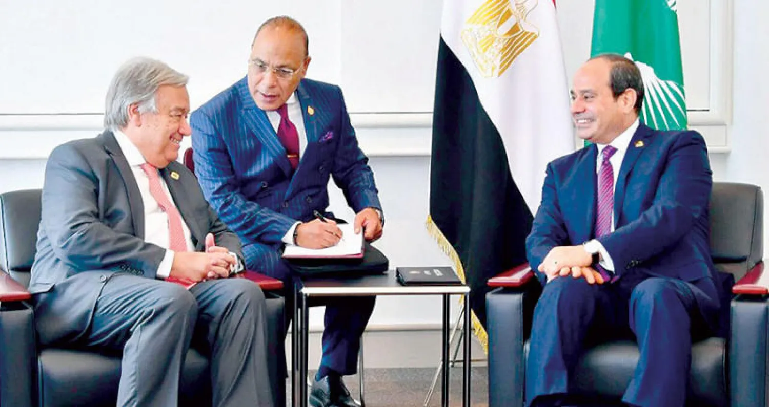 الرئيس السيسي لدى لقائه أنطونيو غوتيريش سكرتير عام الأمم المتحدة في مؤتمر طوكيو الدولي للتنمية الأفريقية أمس (الشرق الأوسط)