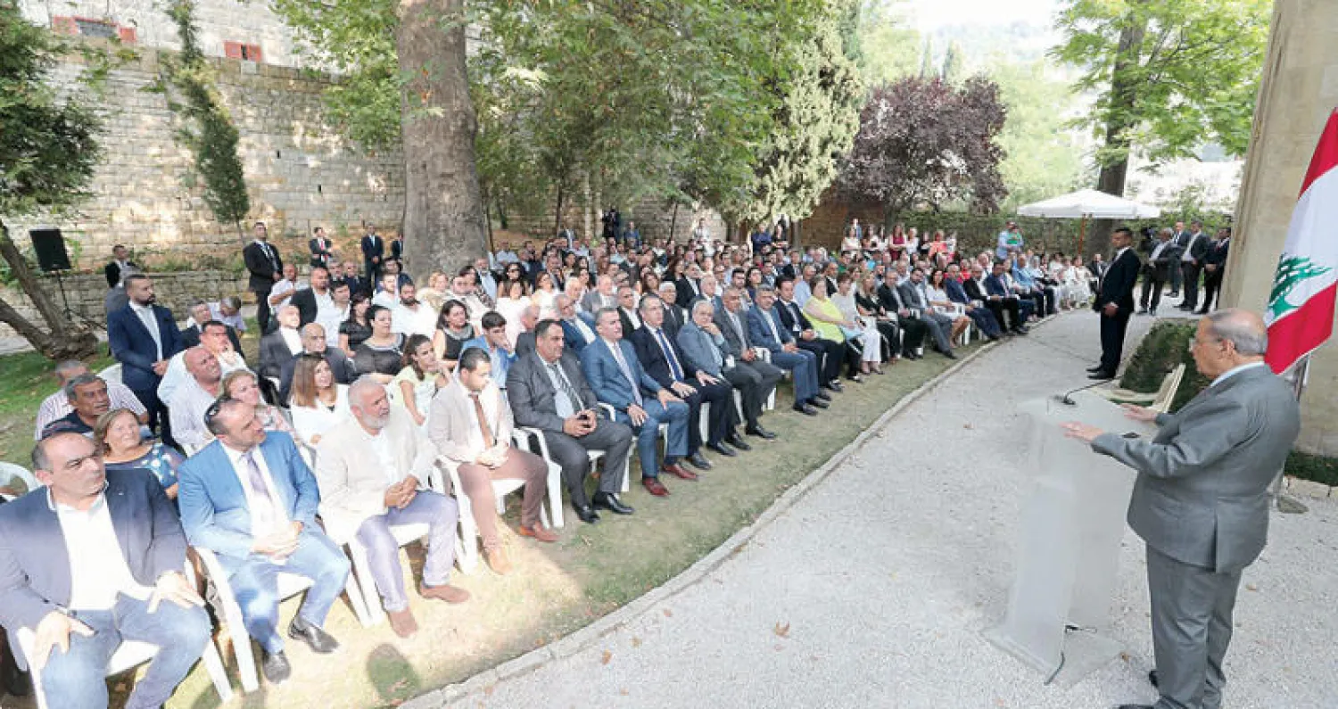 الرئيس ميشال عون يلقي كلمة أمام أحد الوفود قبل مغادرته «قصر بيت الدين» أمس (دالاتي ونهرا)