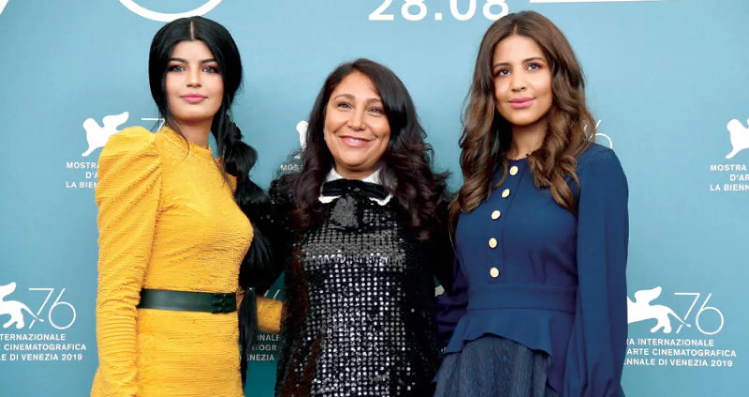 هيفاء المنصور مع بطلتي فيلمها «المرشحة المثالية» (إ.ب.أ)