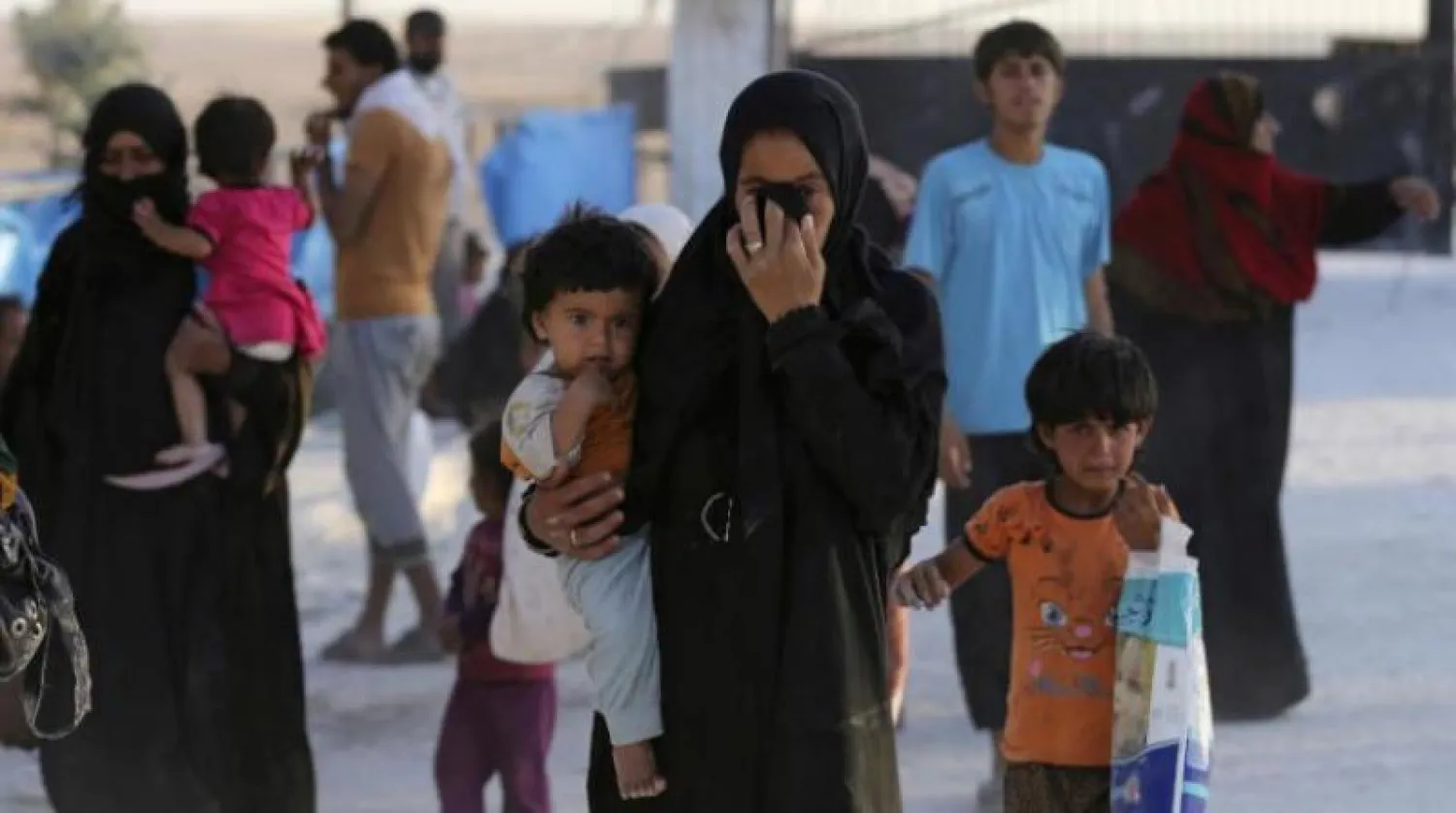 عائلة سورية فرت من المعركة بمدينة الرقة إلى مخيم للاجئين ببلدة عين عيسى شمال شرقي سوريا (أرشيفية - أ.ب)