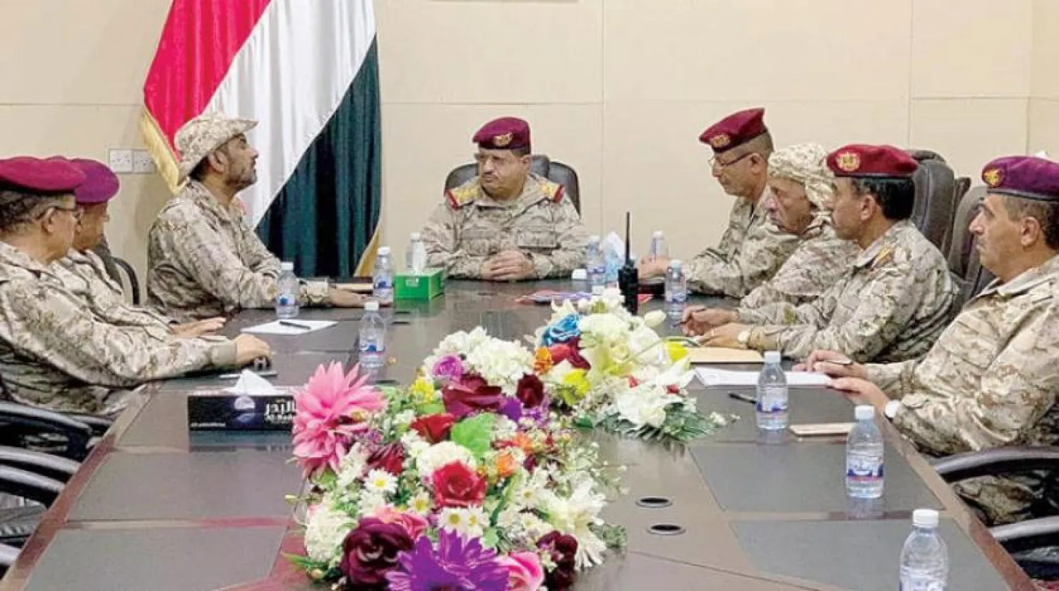 Yemen Savunma Bakanı, Marib’de “ulusal ordu birliklerinin farklı cephe ve alanlarda gerçekleştirdiği askeri operasyonların ilerleyişini ve yeni gelişmeleri ele almak üzere” askeri bir toplantıya başkanlık etti (SABA)