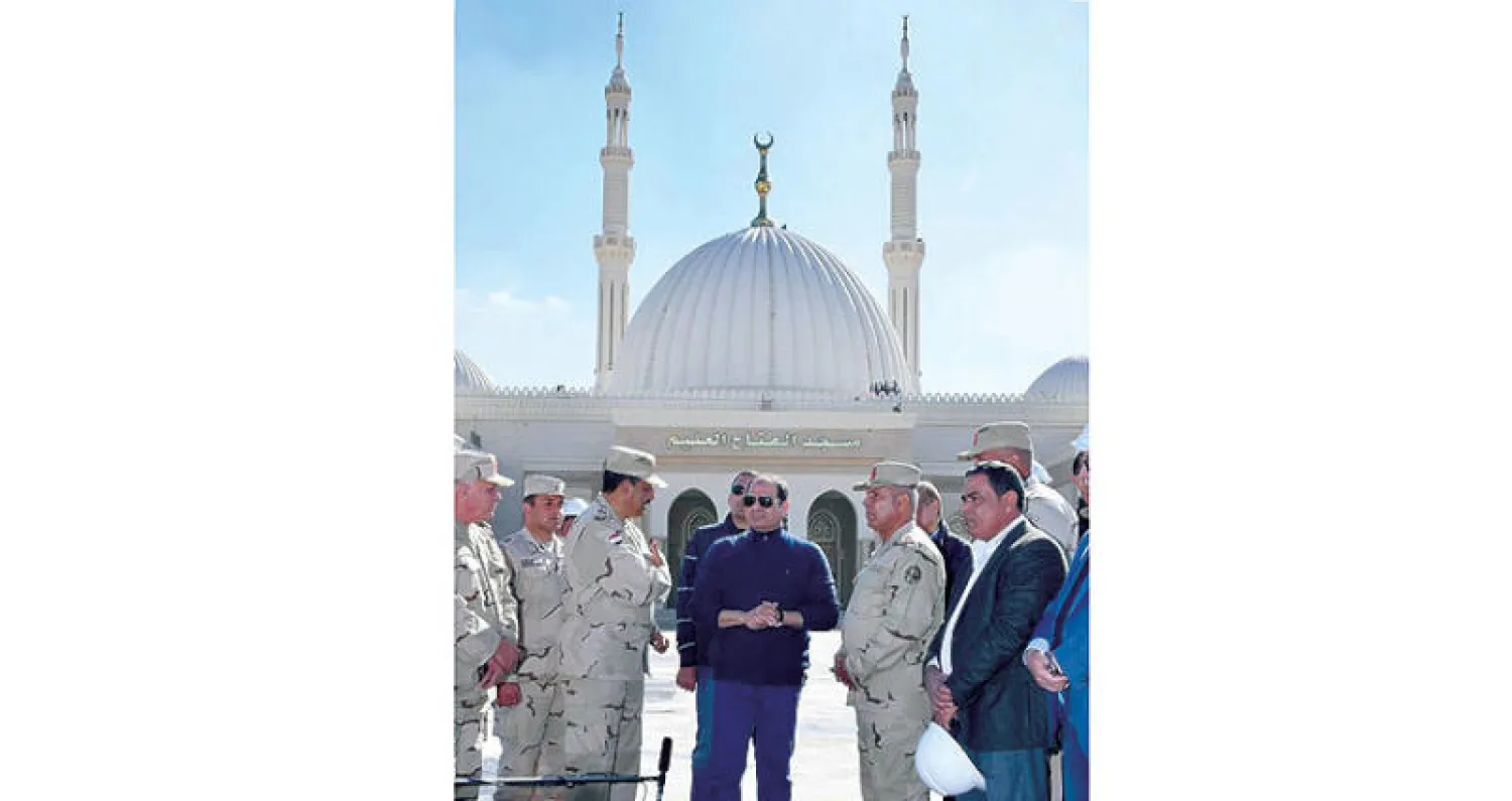 السيسي أمام مسجد «الفتاح العليم» بالعاصمة المصرية الجديدة (الرئاسة المصرية)