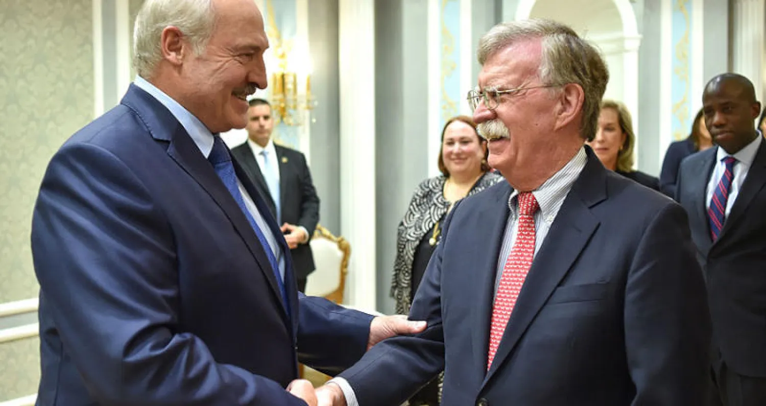 جون بولتون خلال لقائه رئيس بيلاروسيا في مينسك أول من أمس (أ.ب)