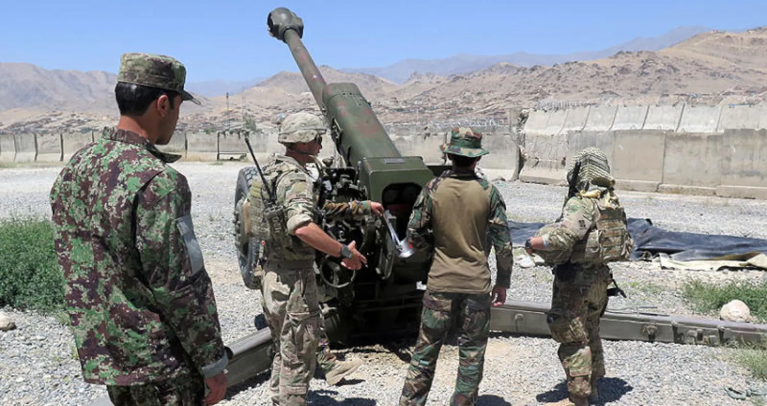 مستشارون عسكريون أميركيون يعملون مع جنود أفغان في موقع بقاعدة للجيش الوطني الأفغاني في ميدان وردك (رويترز)