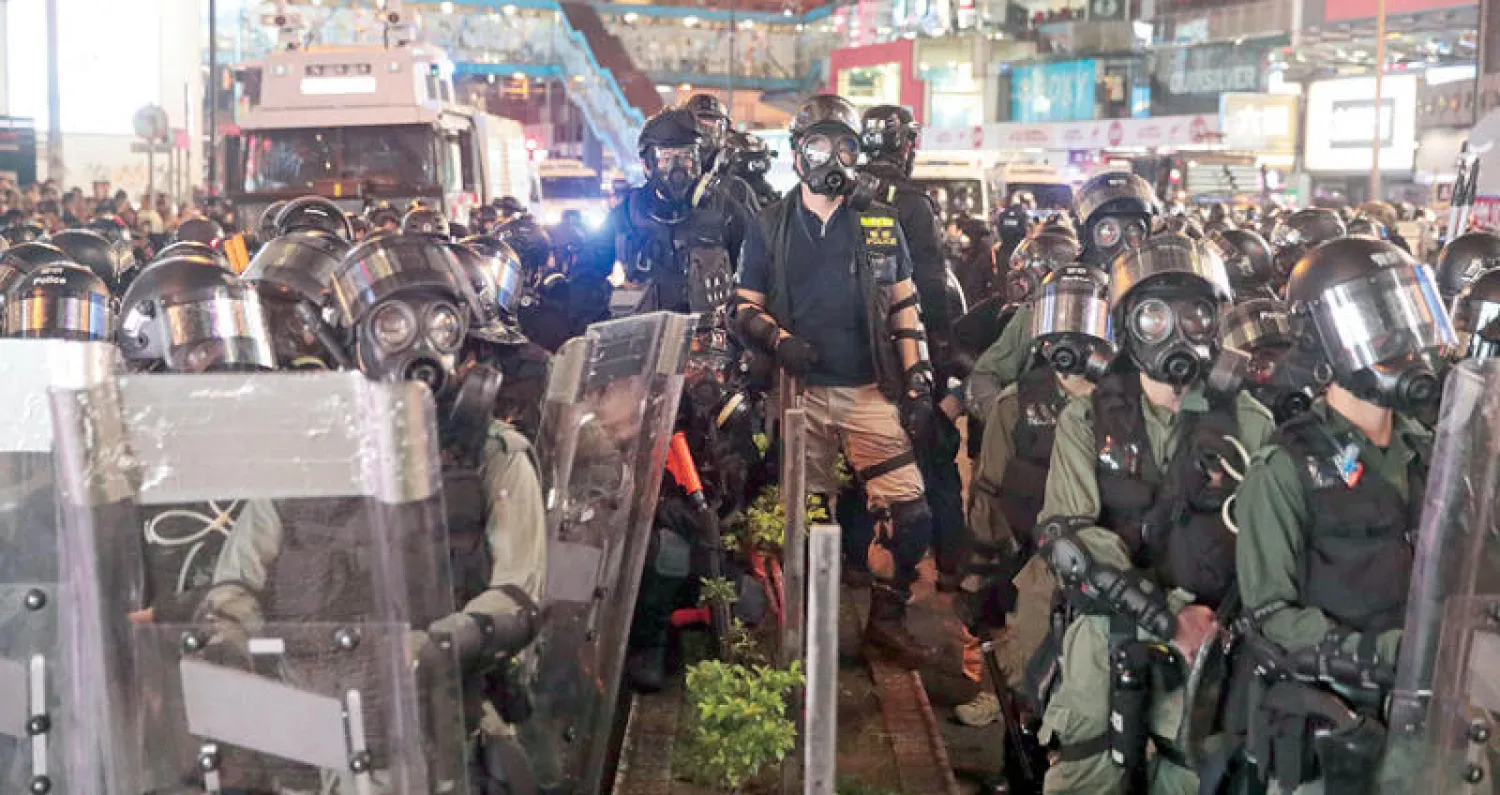 جانب من المواجهات التي دارت بين الشرطة والمحتجين في شوارع هونغ كونغ أمس (أ.ب)