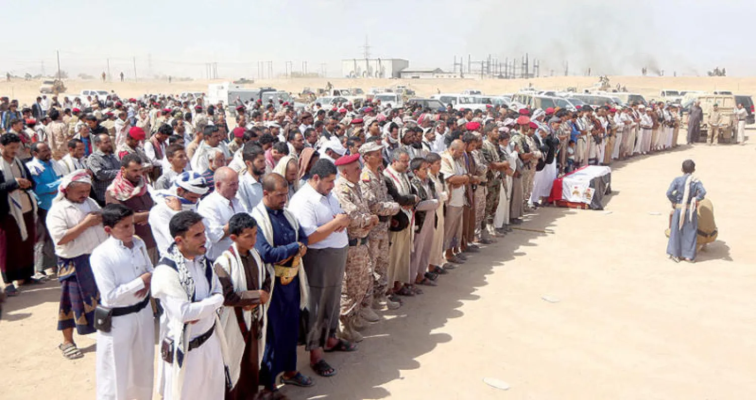 يمنيون يؤدون صلاة الغائب في مأرب أمس على أحد ضحايا الاشتباكات التي حصلت في جنوب البلاد (رويترز)