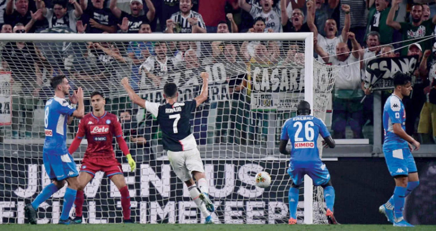 كوليبالي مدافع نابولي (رقم 26) يراقب كرته الطائشة وهي تسكن شباك فريقه (أ.ف.ب)