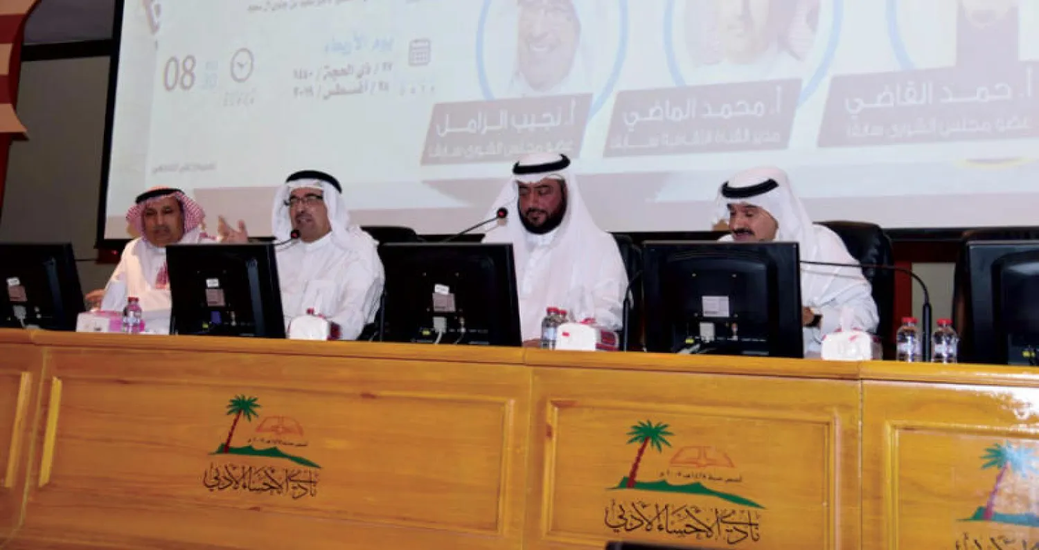 من اليمين: حمد القاضي ومدير الجلسة عبد العزيز الحليبي ونجيب الزامل ومحمد الماضي