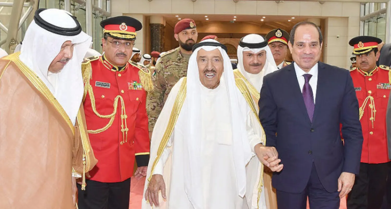 الشيخ صباح الأحمد الصباح مودعاً الرئيس المصري عبد الفتاح السيسي لدى مغادرته الكويت أمس (كونا)