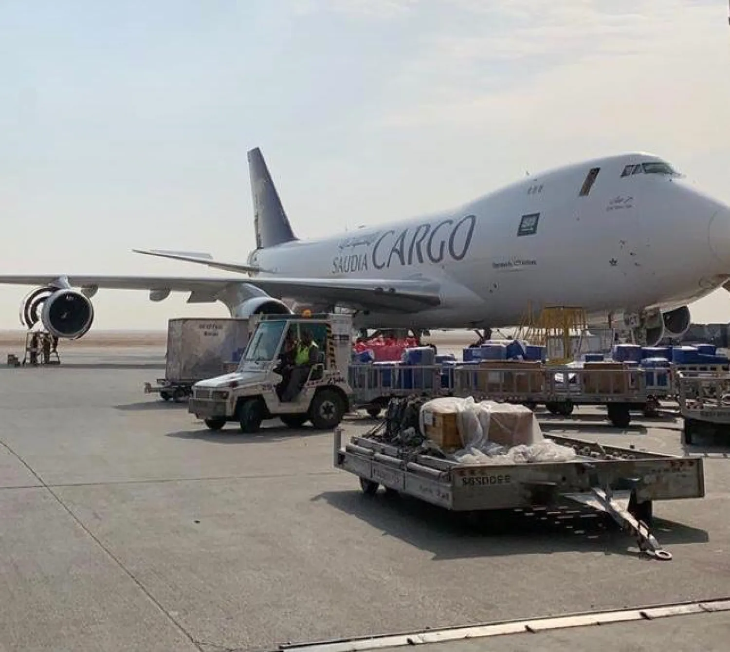 طائرتان تحملان مواد إيوائية وطبية أولى طلائع الجسر الجوي السعودي (واس)
