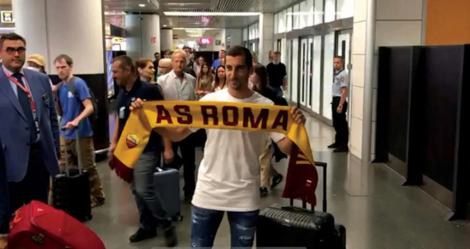 مخيتريان لحظة وصوله إلى مطار العاصمة الإيطالية للانضمام لنادي روما