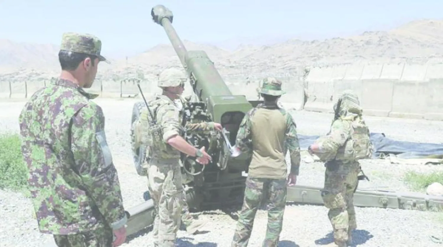 مستشارون عسكريون أميركيون يعملون مع جنود أفغان في قاعدة للجيش الأفغاني (رويترز)