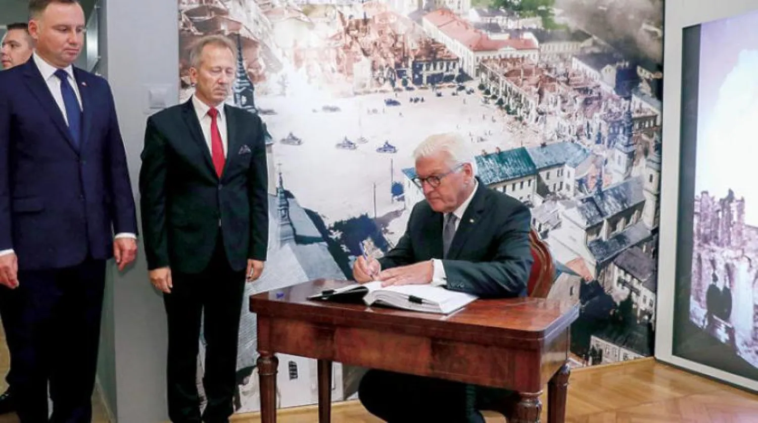 İkinci Dünya Savaşı'nın 80’inci yıl dönümü vesilesiyle dün Wielun Müzesi'ni ziyaret eden Almanya Cumhurbaşkanı Frank-Walter Steinmeier buradaki konuk defterini imzaladı. Polonyalı mevkidaşı Andrzej Duda da (sağda) yanı başındaydı (AFP)