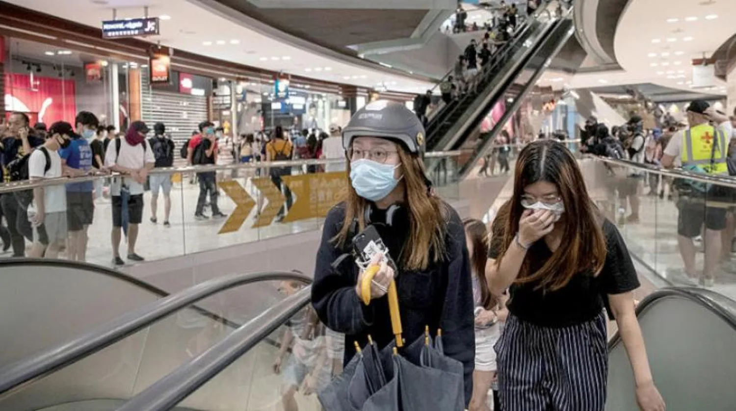 Göstericiler, havaalanı yakınındaki metro istasyonunu terk ediyor (Reuters)