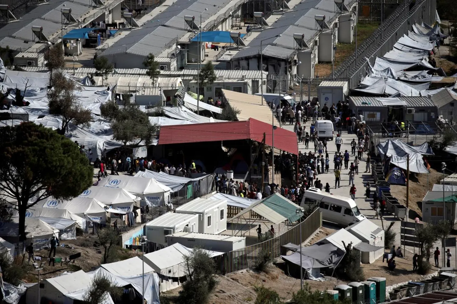 Refugees and migrants line up for food distribution at the Moria migrant camp on the island of Lesbos, Greece October 6, 2016. (Reuters)