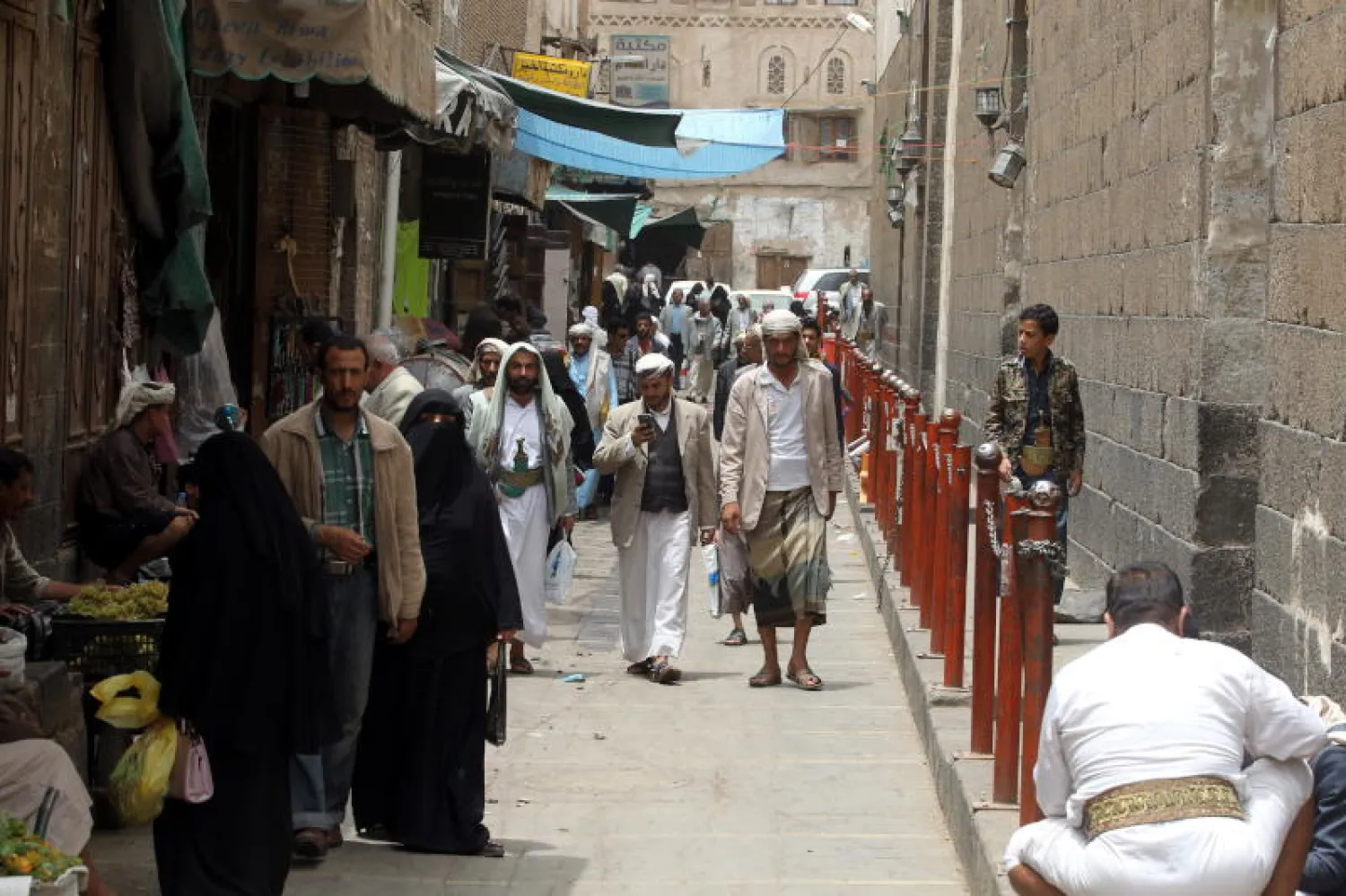 أكثر من 34 حالة قتل بينها 5 نساء و3 أطفال ارتكبتها ميليشيات الحوثي خلال 10 أيام (إ.ب.أ)