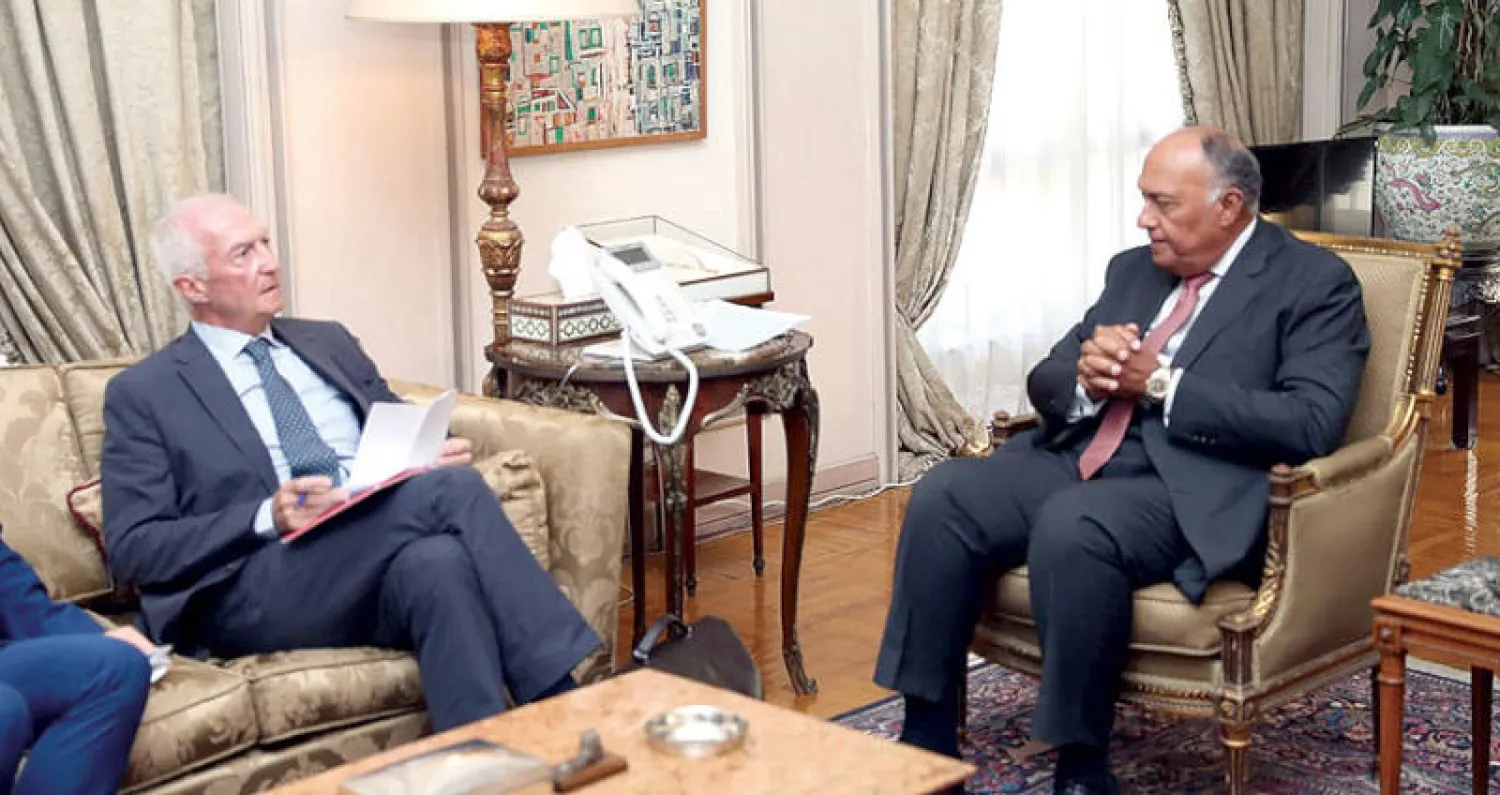 وزير الخارجية المصري سامح شكري والمنسق الأوروبي لمكافحة الإرهاب جيل دو كيرشوف في القاهرة أمس (وزارة الخارجية المصرية)