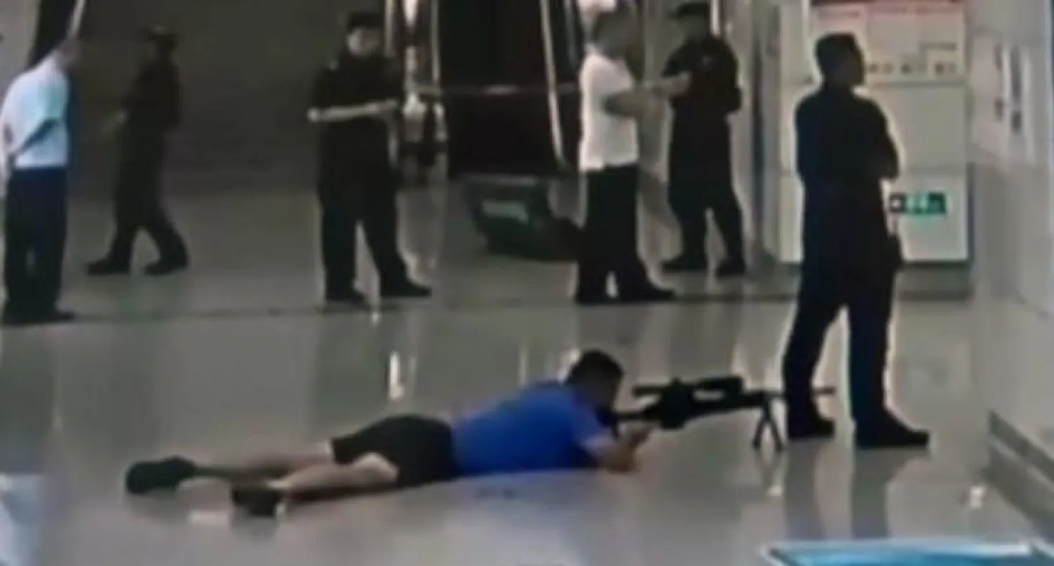 لقطة من الفيديو الذي نشرته الشرطة للواقعة